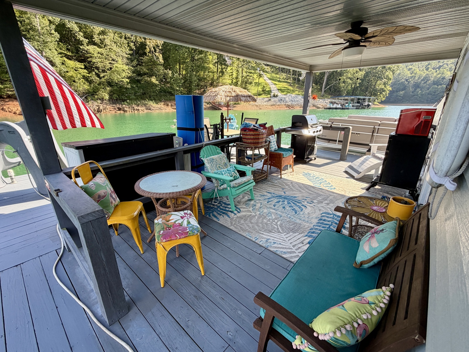 1994 Custom 20 x 33 Floating Cabin - Approx 613sqft