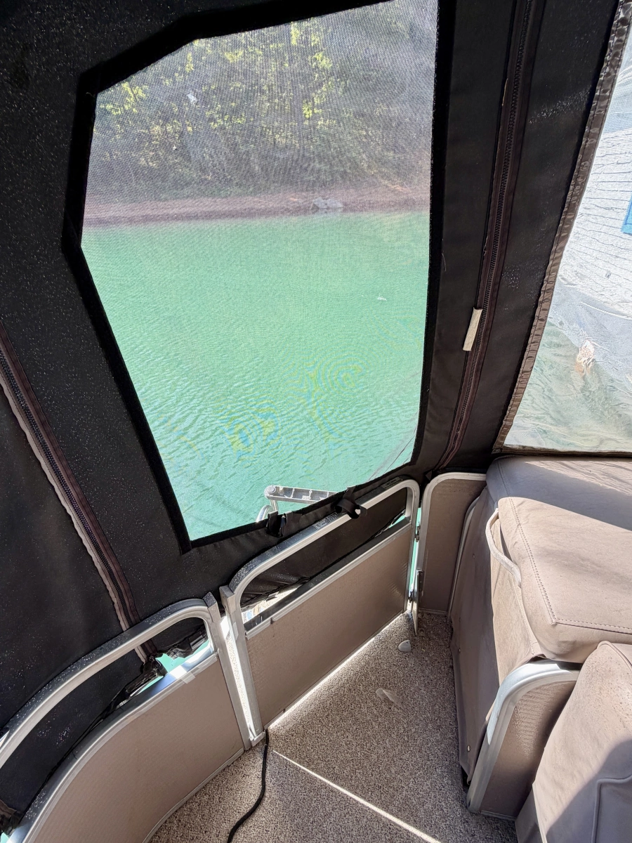 1994 Custom 20 x 33 Floating Cabin - Approx 613sqft