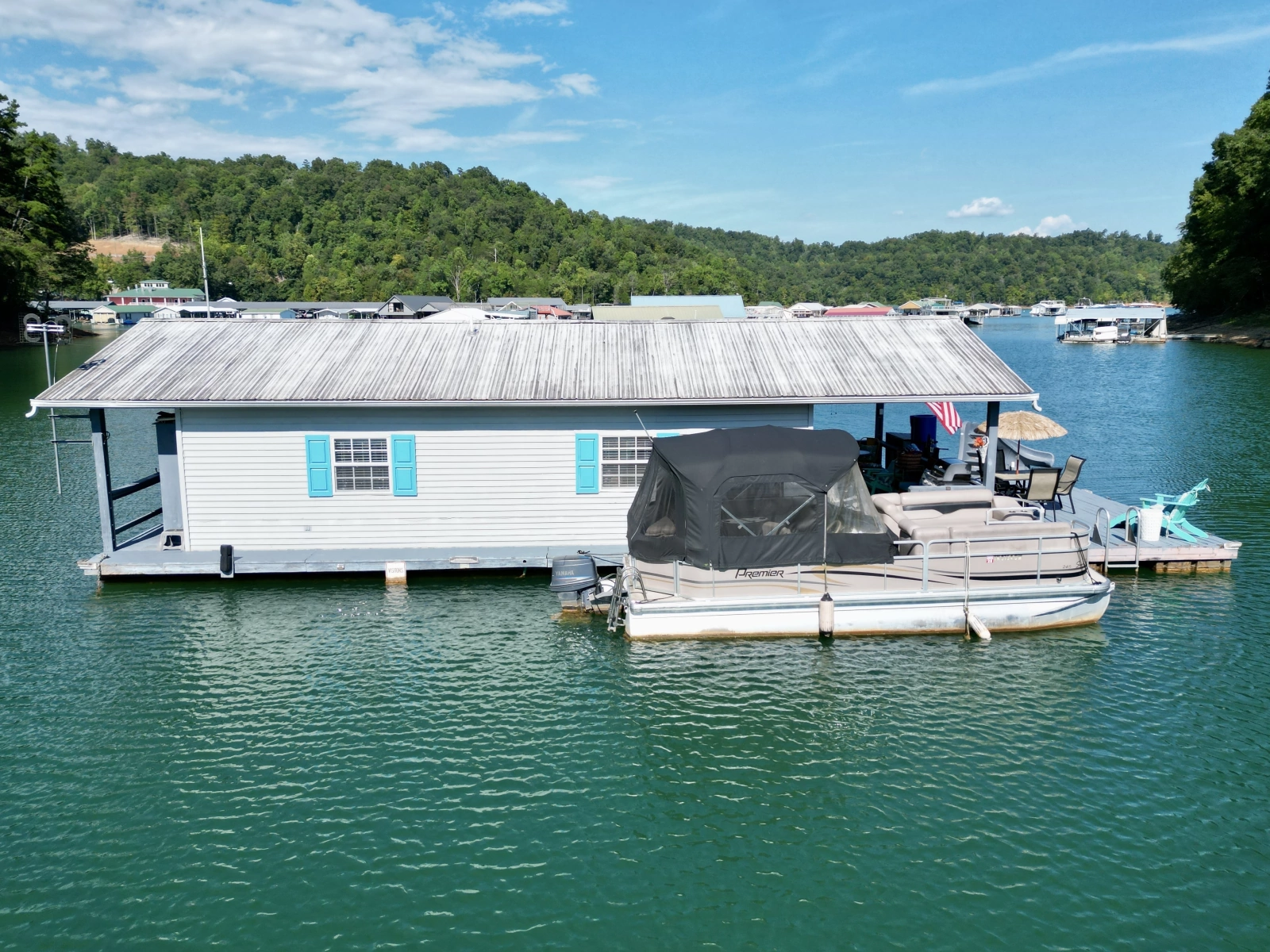 1994 Custom 20 x 33 Floating Cabin - Approx 613sqft