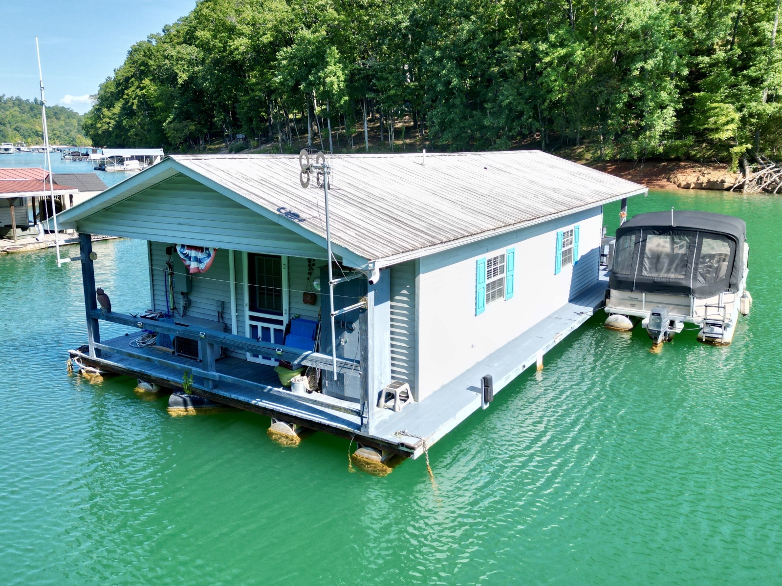 1994 Custom 20 x 33 Floating Cabin - Approx 613sqft