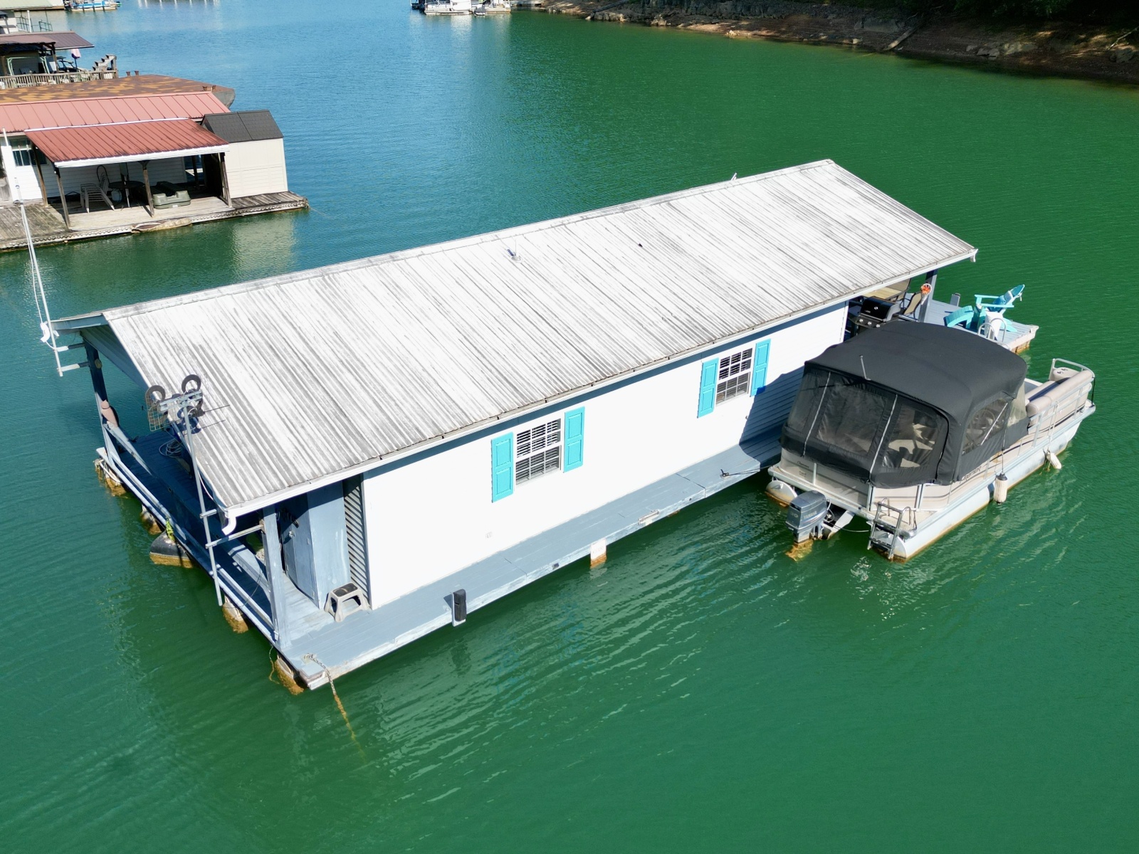 1994 Custom 20 x 33 Floating Cabin - Approx 613sqft