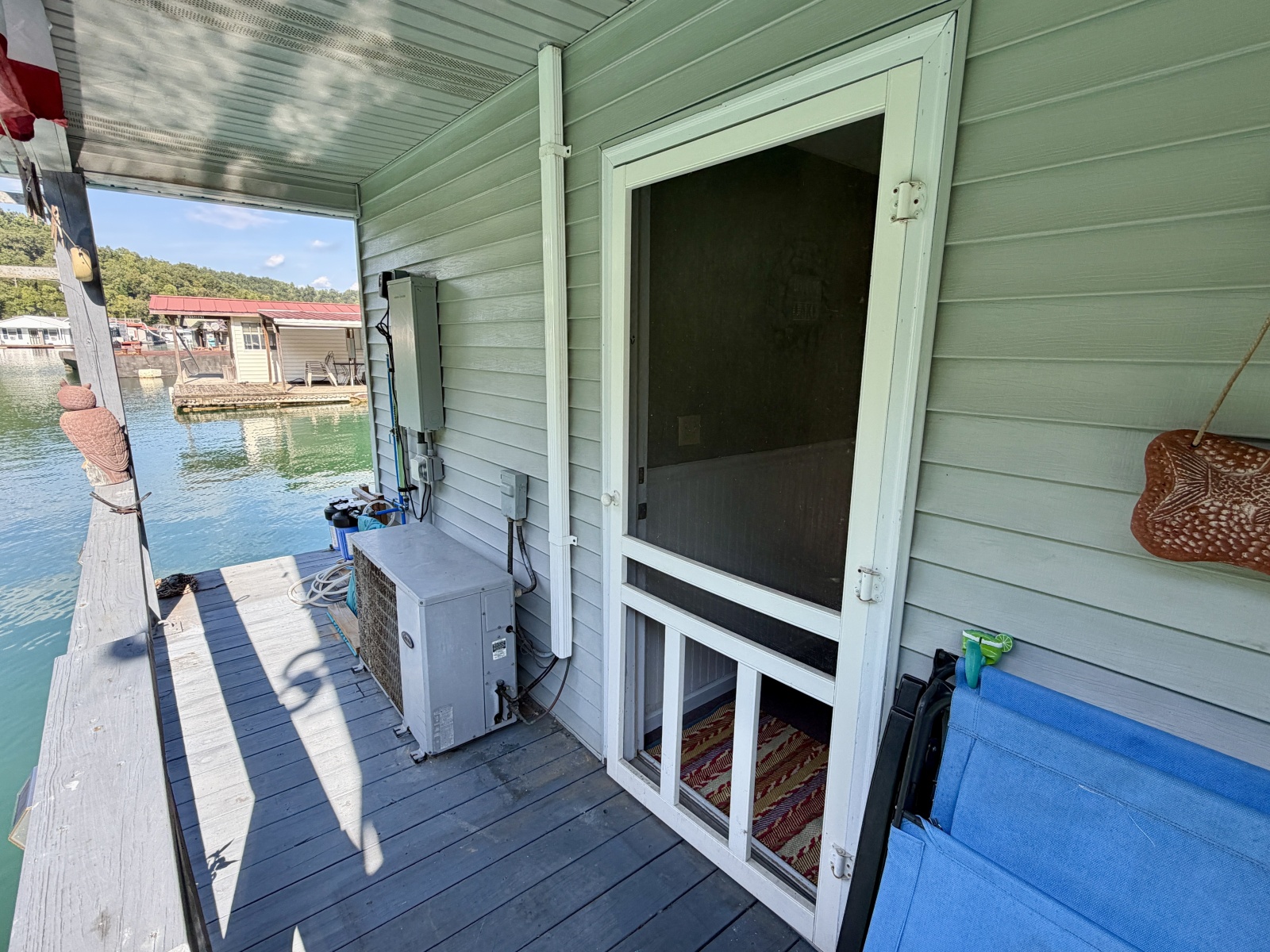 1994 Custom 20 x 33 Floating Cabin - Approx 613sqft