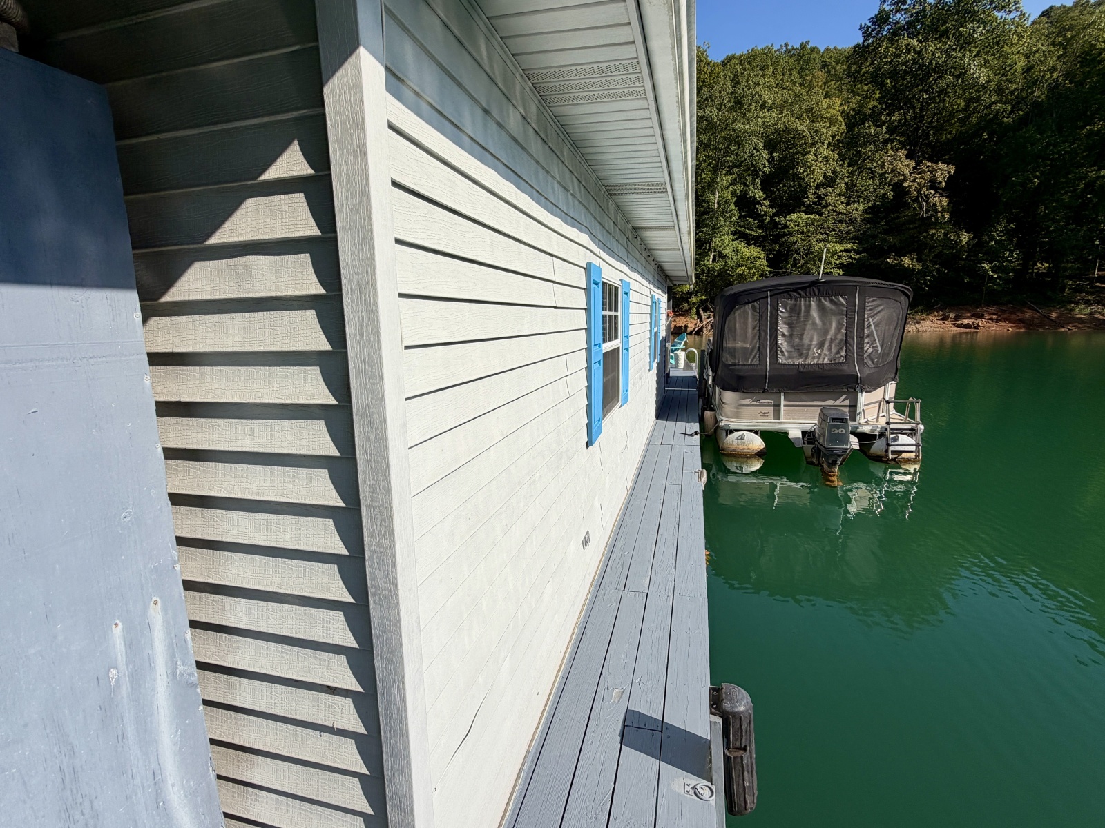 1994 Custom 20 x 33 Floating Cabin - Approx 613sqft