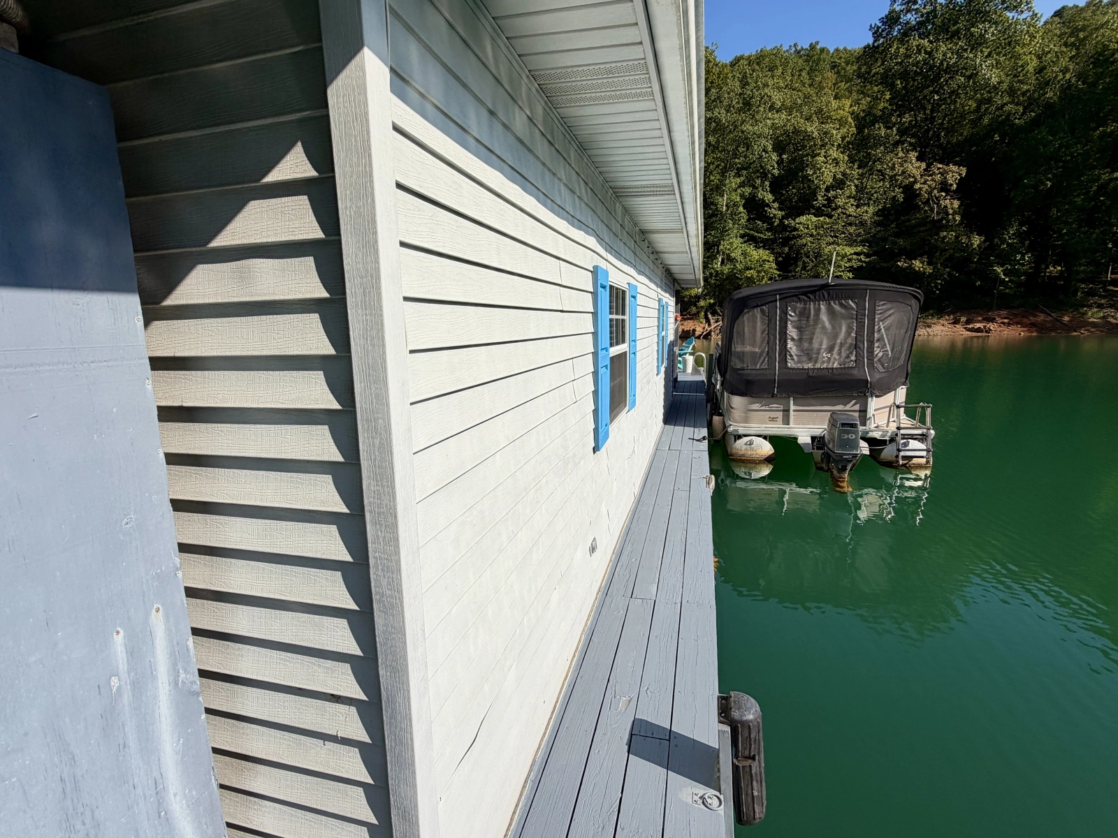 1994 Custom 20 x 33 Floating Cabin - Approx 613sqft