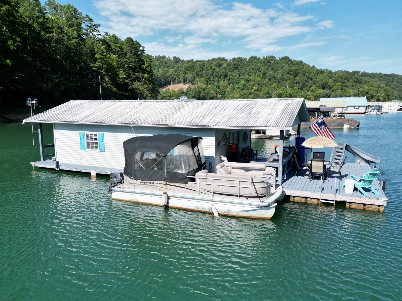 1994 Custom 20 x 33 Floating Cabin - Approx 613sqft