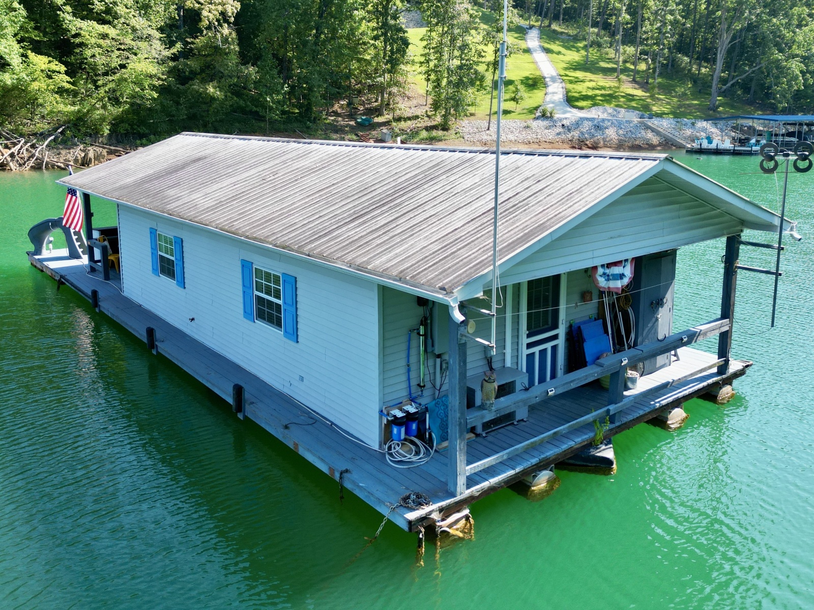 1994 Custom 20 x 33 Floating Cabin - Approx 613sqft