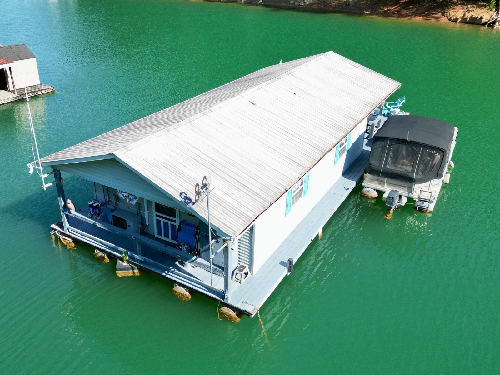 1994 Custom 20 x 33 Floating Cabin - Approx 613sqft