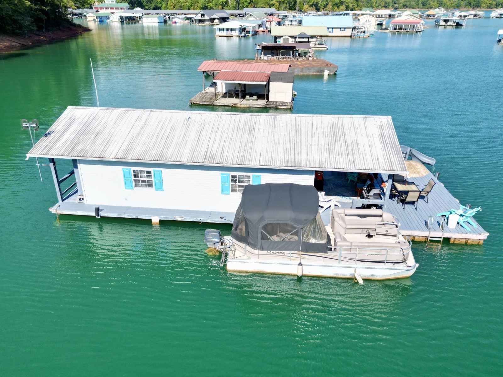 1994 Custom 20 x 33 Floating Cabin - Approx 613sqft