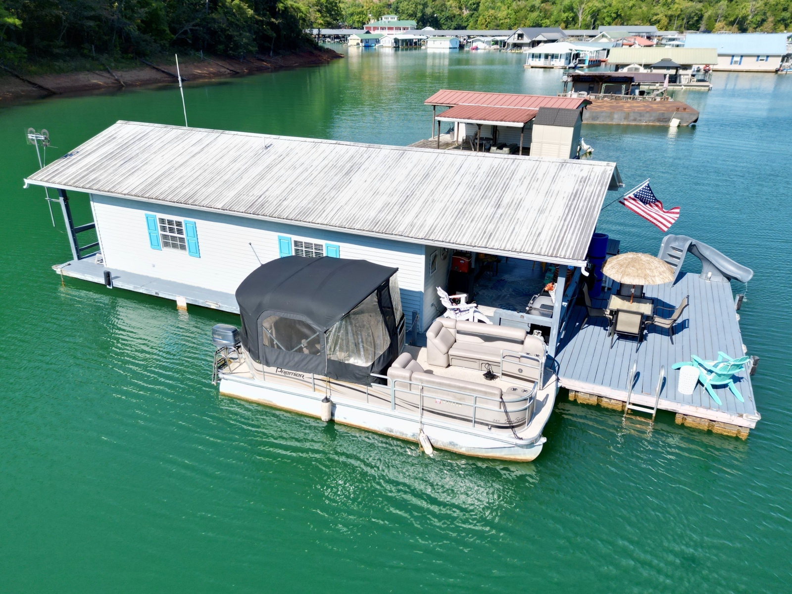 1994 Custom 20 x 33 Floating Cabin - Approx 613sqft