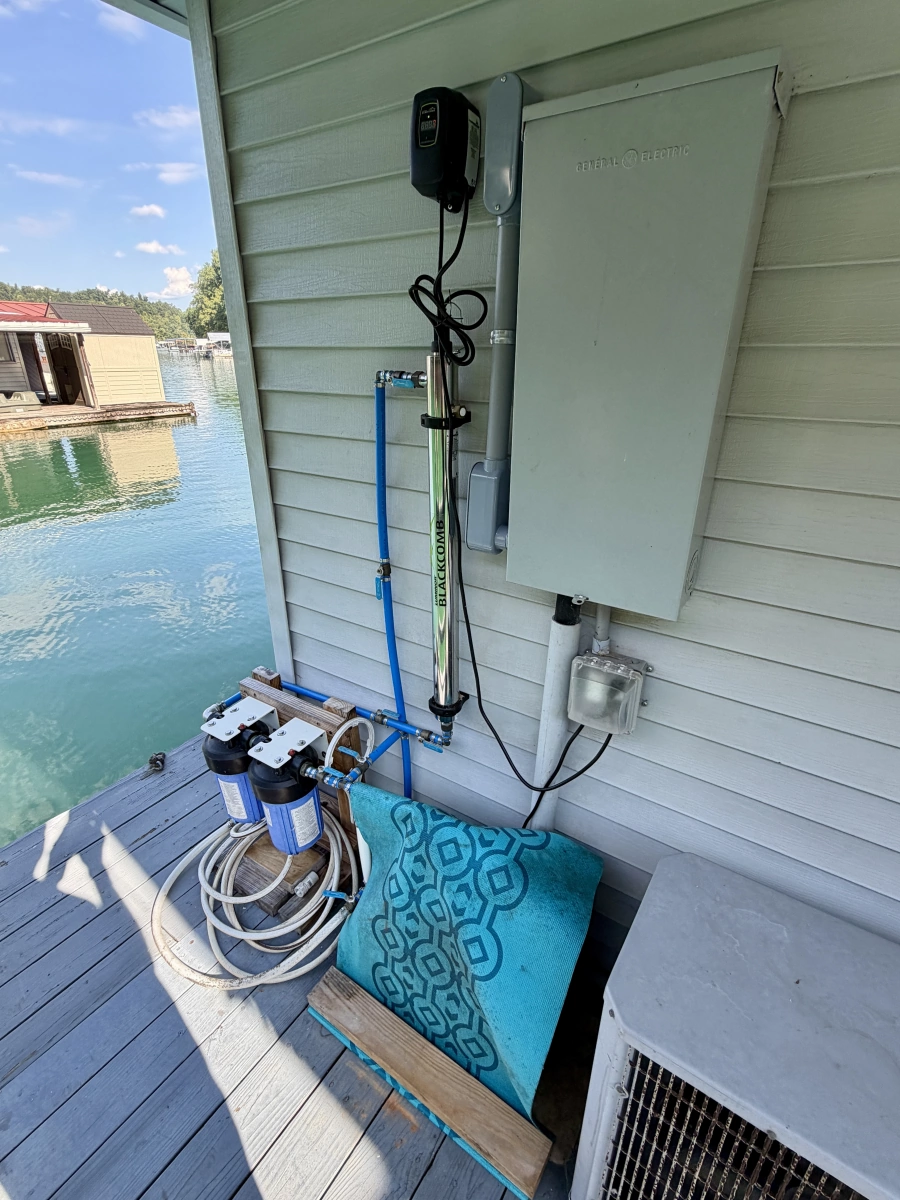 1994 Custom 20 x 33 Floating Cabin - Approx 613sqft