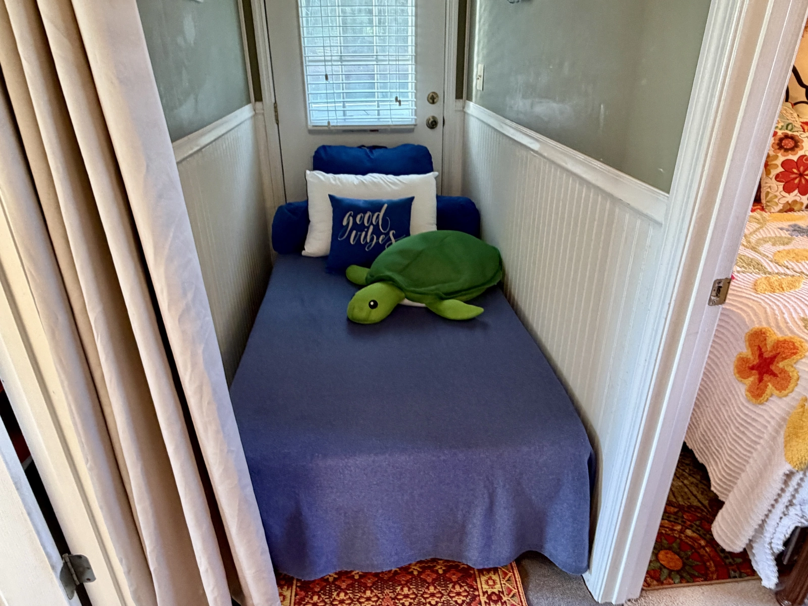 1994 Custom 20 x 33 Floating Cabin - Approx 613sqft