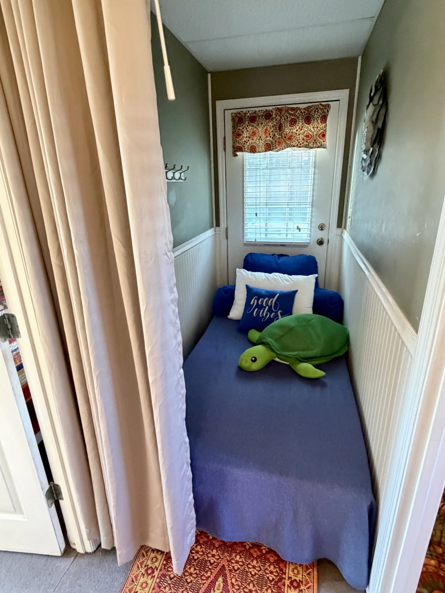 1994 Custom 20 x 33 Floating Cabin - Approx 613sqft