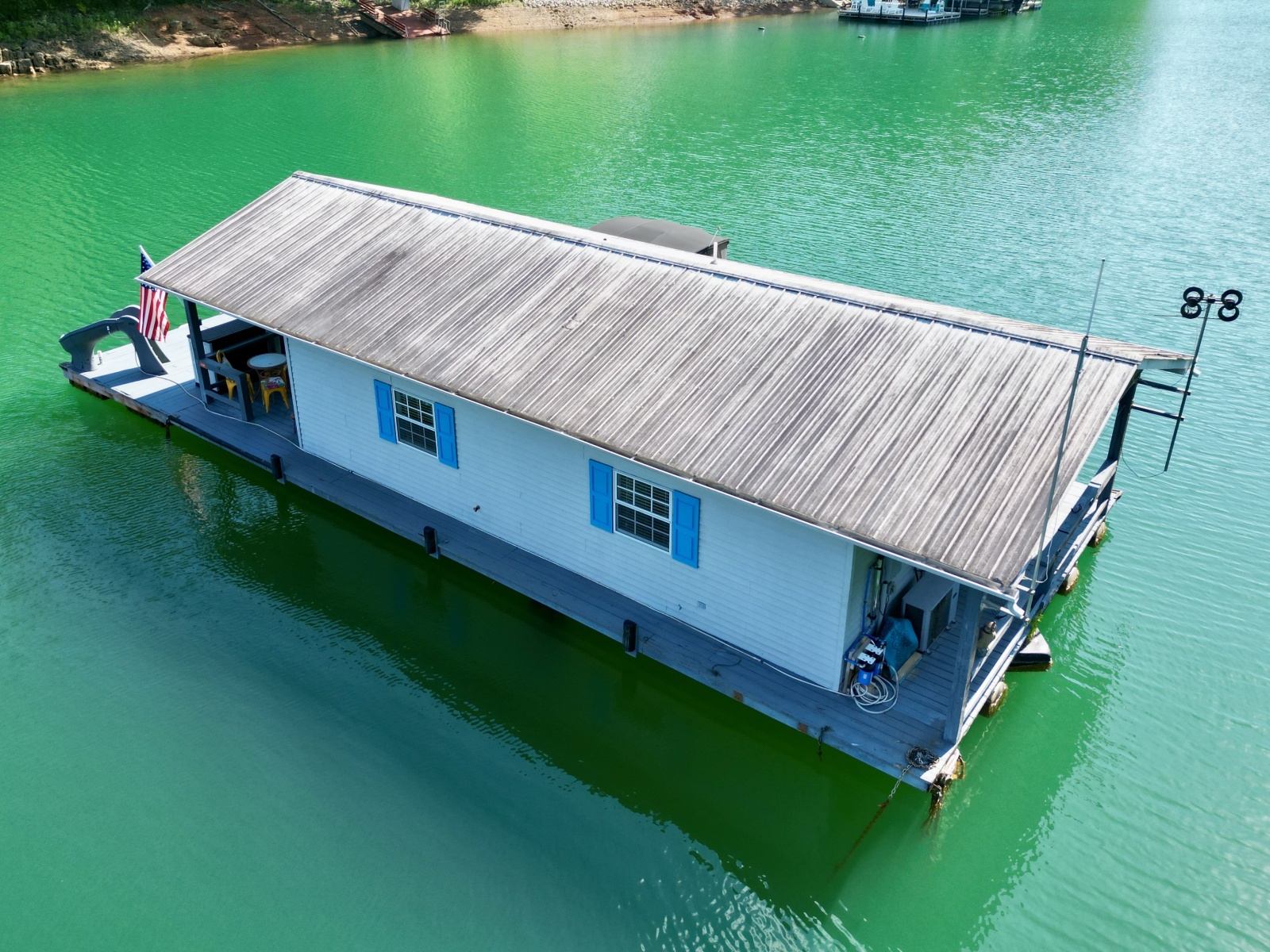 1994 Custom 20 x 33 Floating Cabin - Approx 613sqft