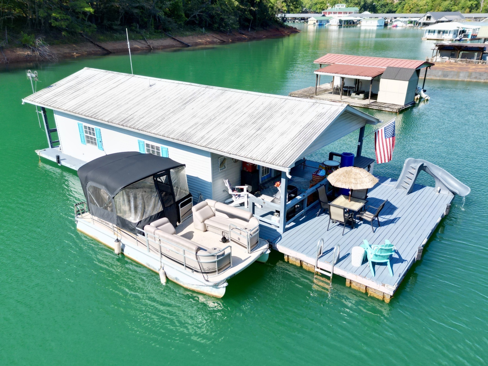 1994 Custom 20 x 33 Floating Cabin - Approx 613sqft