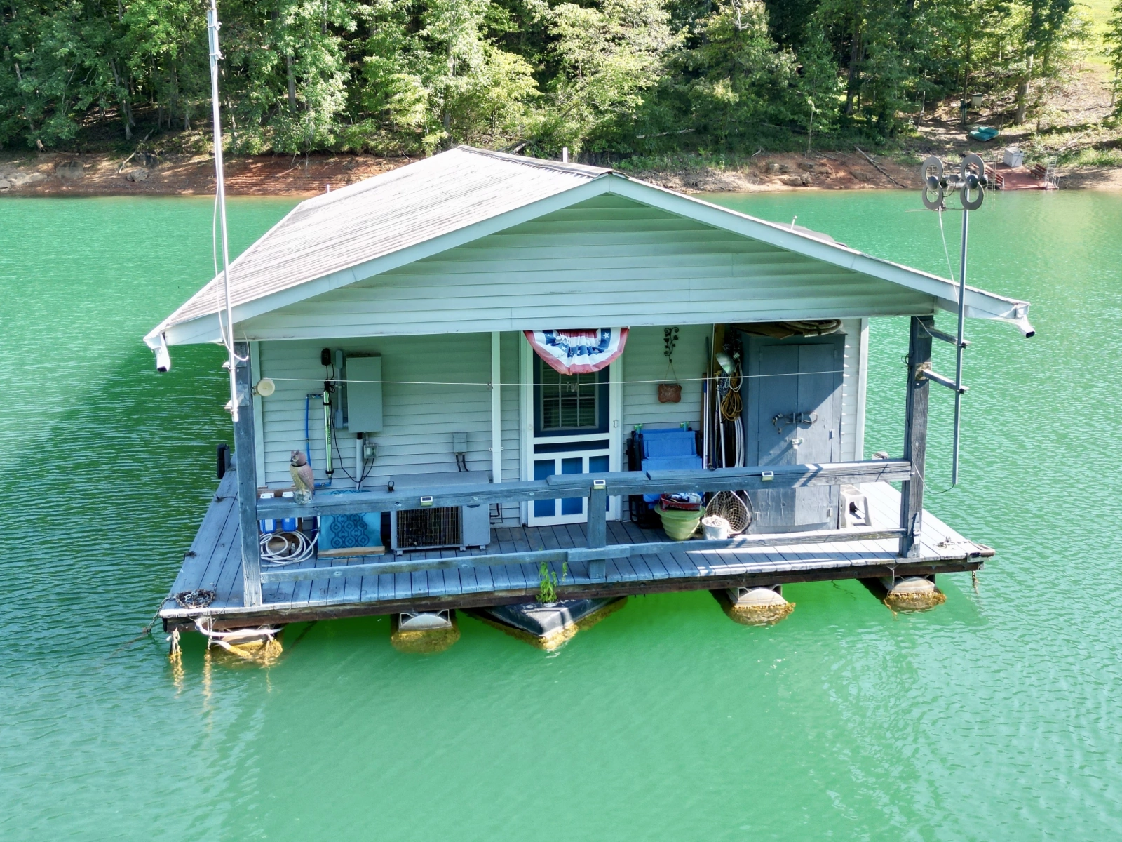 1994 Custom 20 x 33 Floating Cabin - Approx 613sqft