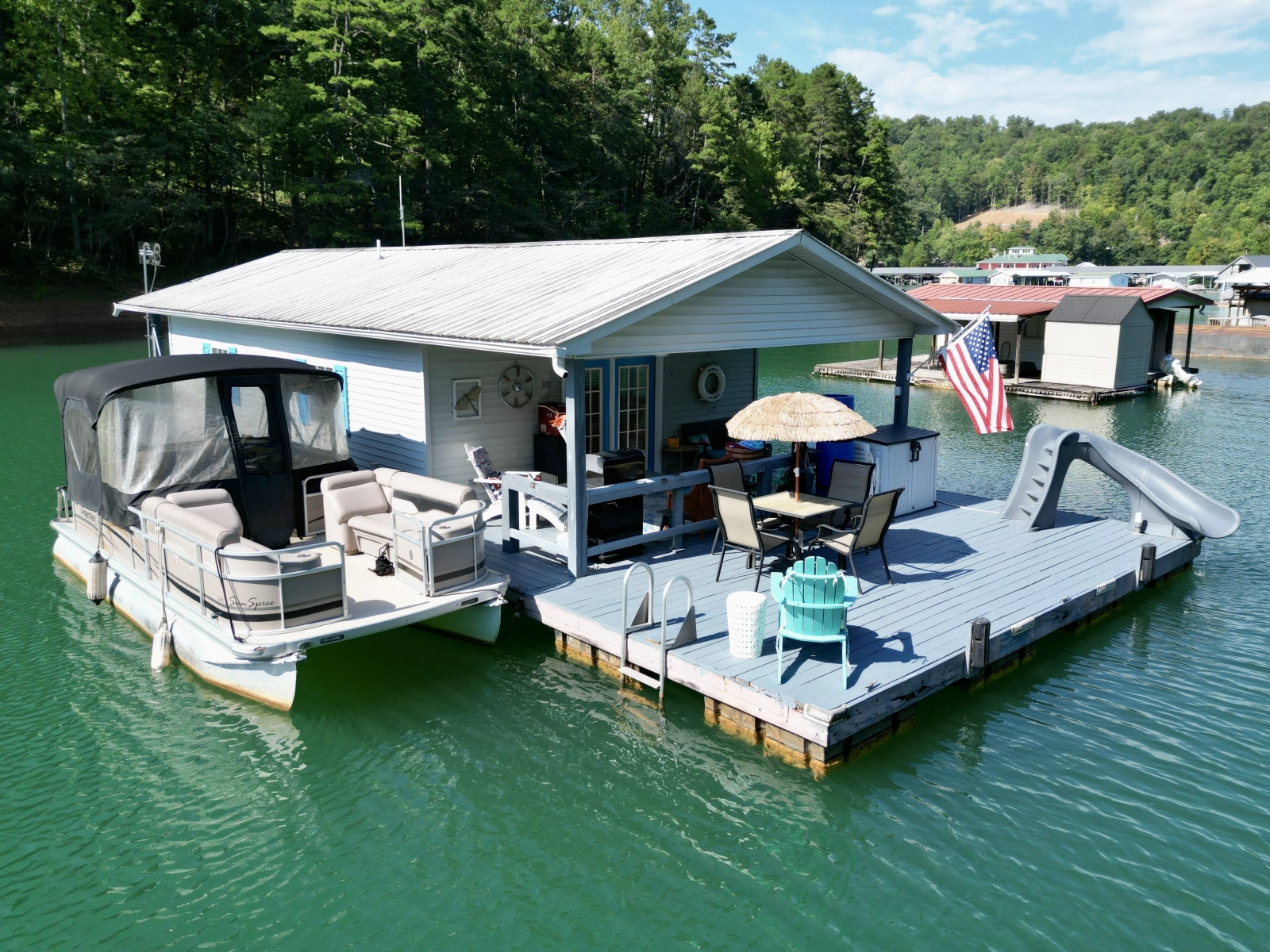 1994 Custom 20 x 33 Floating Cabin - Approx 613sqft