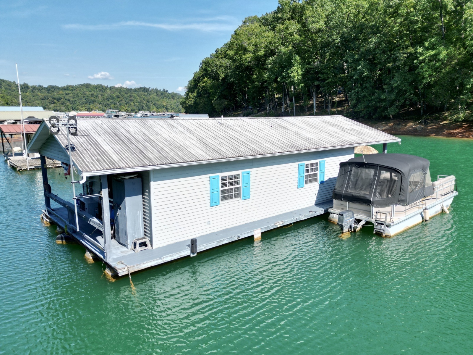 1994 Custom 20 x 33 Floating Cabin - Approx 613sqft