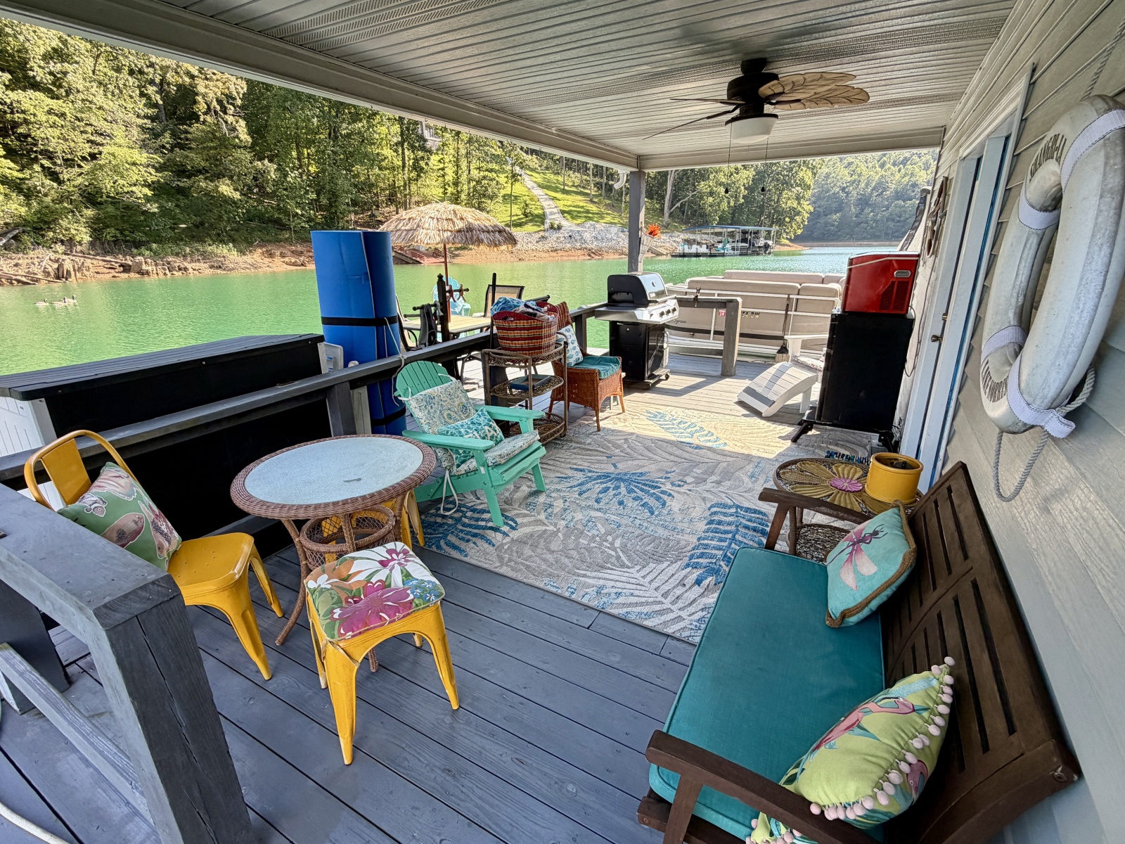1994 Custom 20 x 33 Floating Cabin - Approx 613sqft