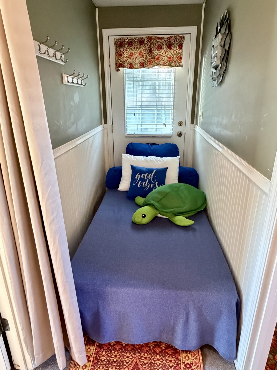 1994 Custom 20 x 33 Floating Cabin - Approx 613sqft