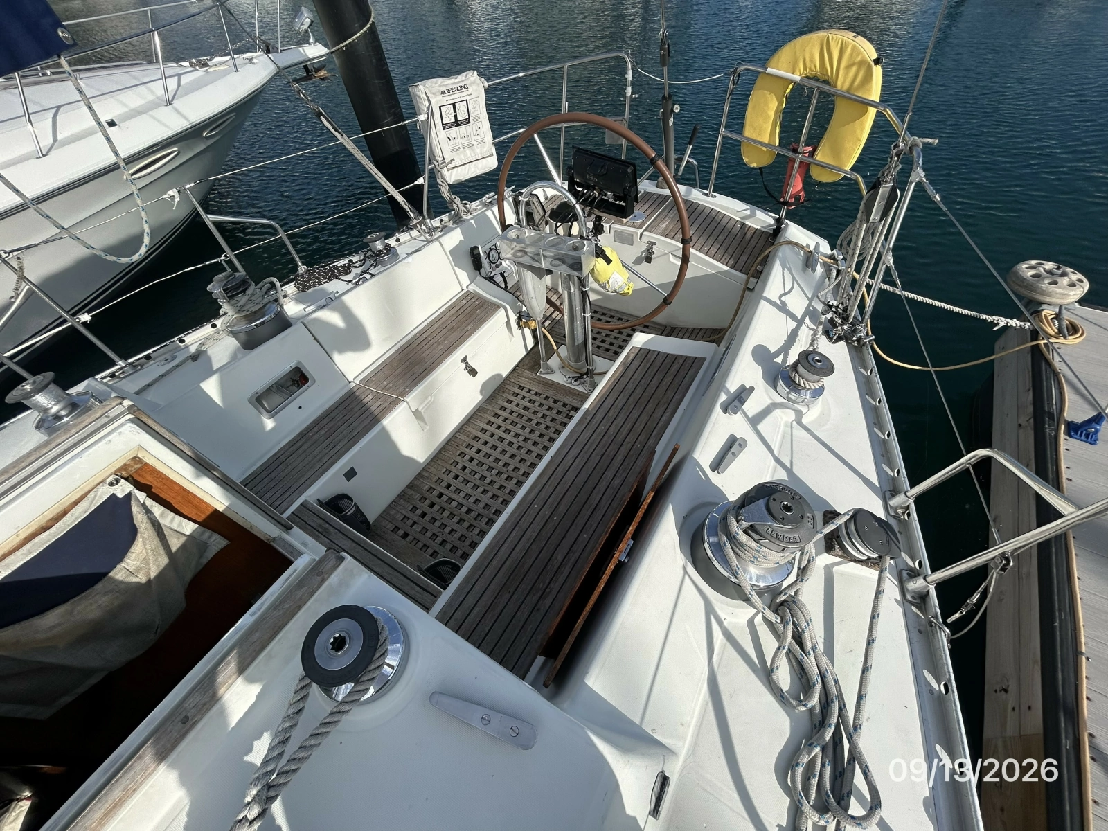 42' Beneteau cockpit aft2