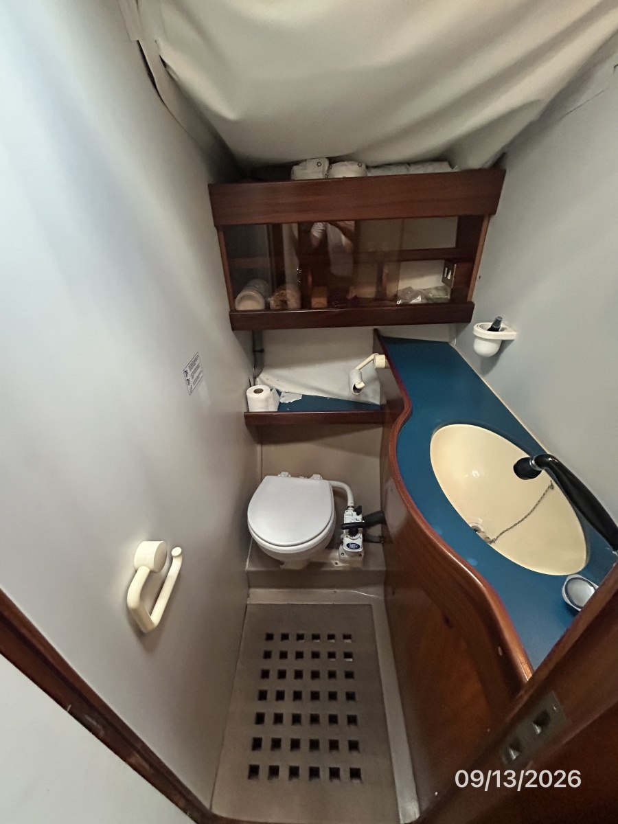 42' Beneteau forward stateroom head