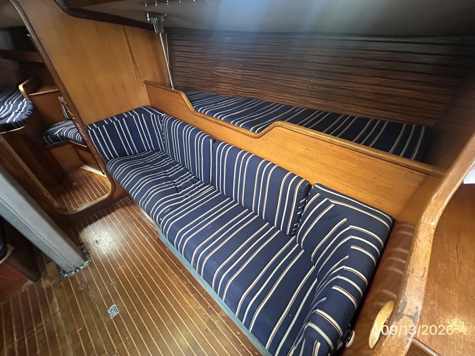 42' Beneteau salon starboard seating2