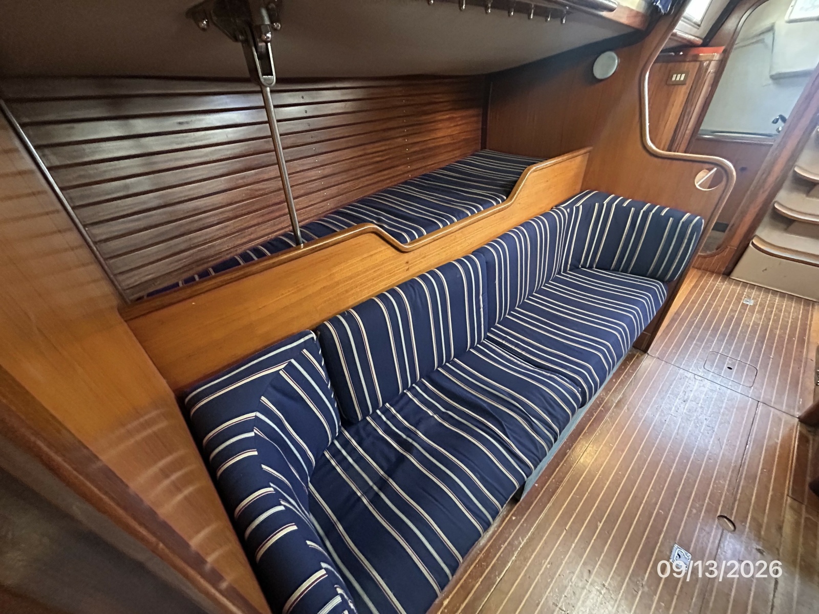 42' Beneteau salon starboard seating1