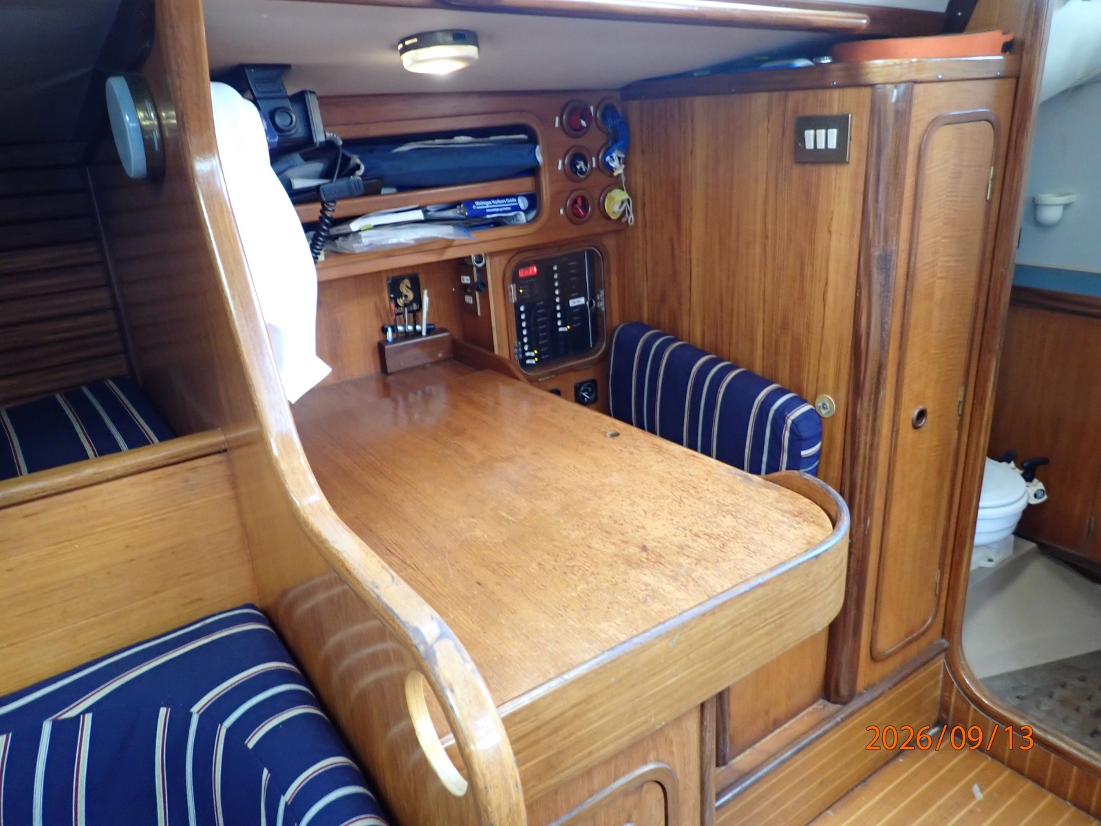 42' Beneteau nav station2