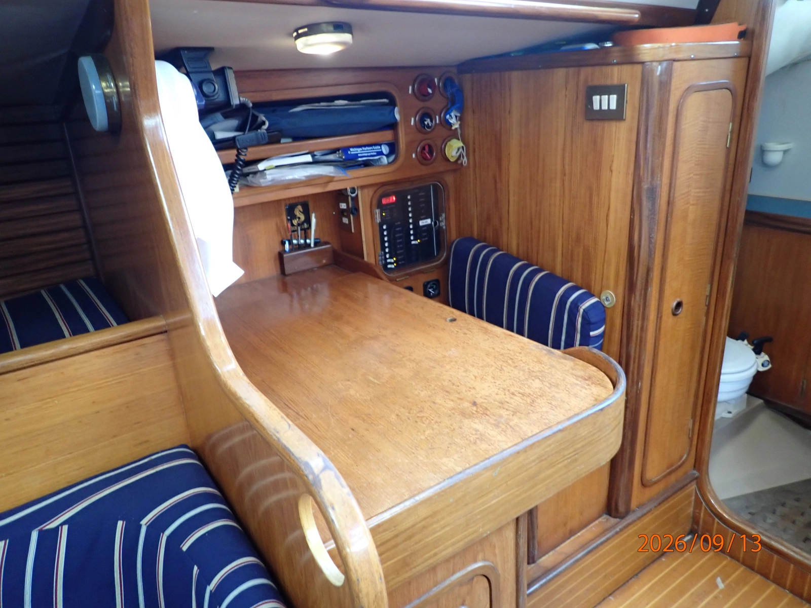 42' Beneteau nav station2