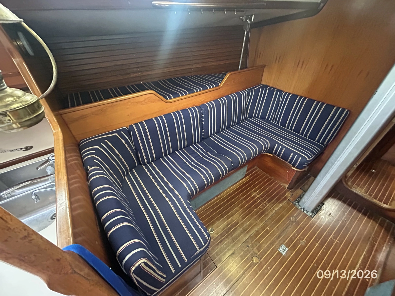 42' Beneteau salon port seating