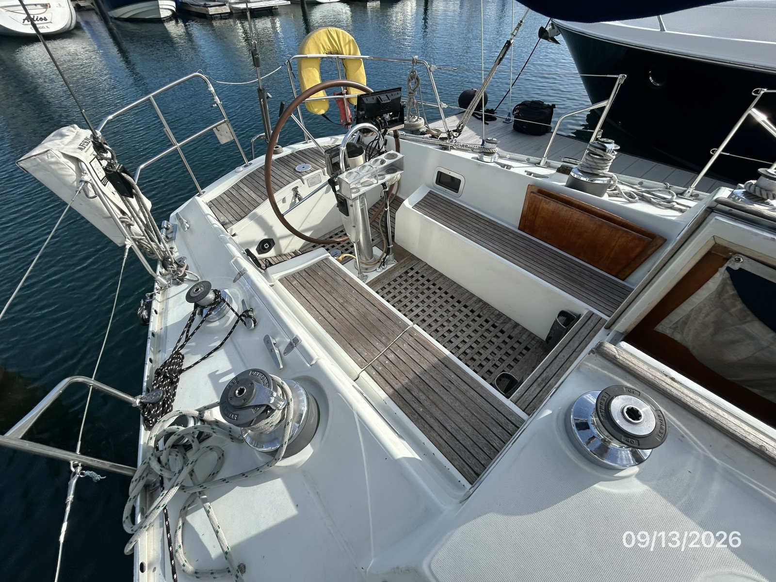 42' Beneteau cockpit aft1
