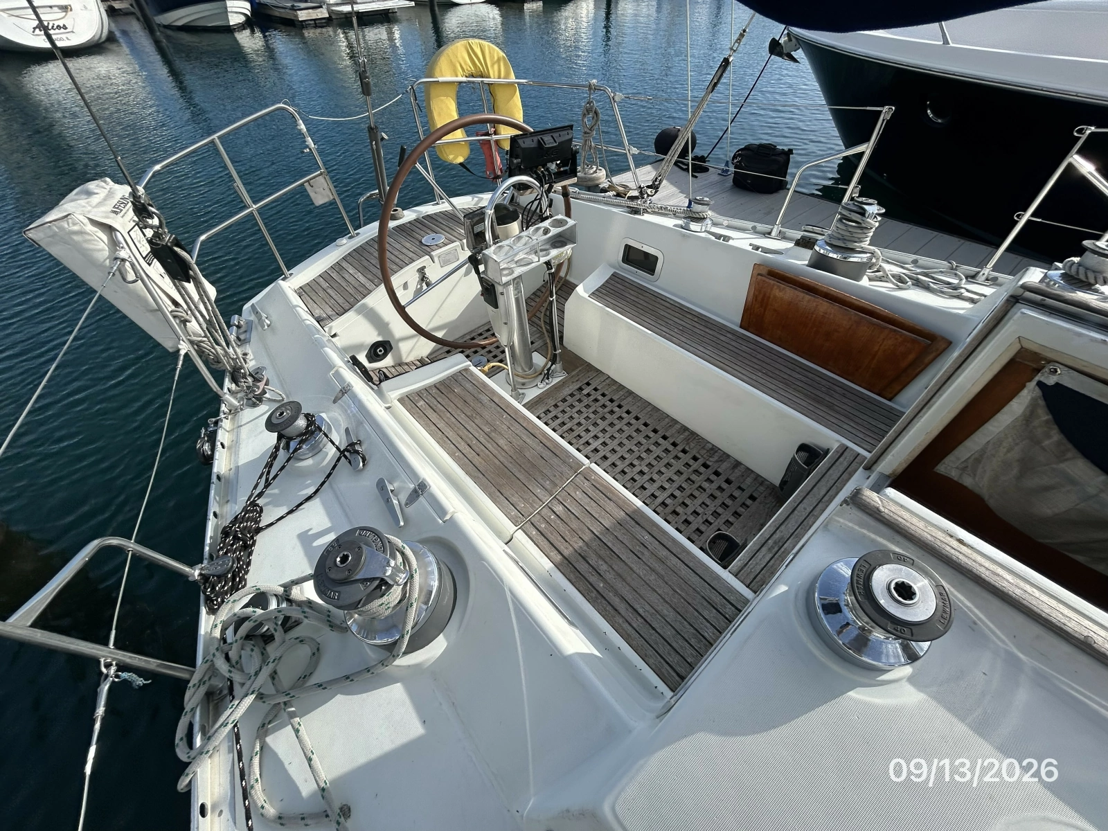 42' Beneteau cockpit aft1