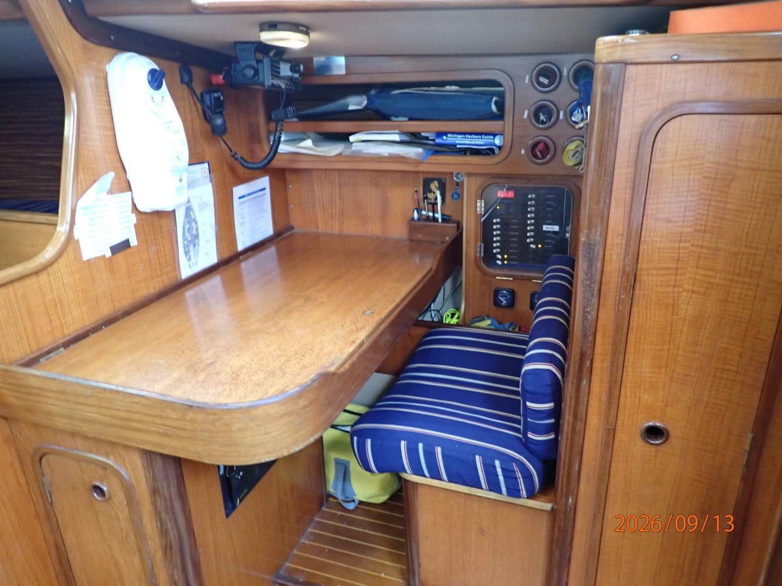 42' Beneteau nav station1