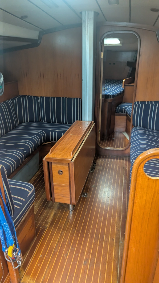 42' Beneteau salon table