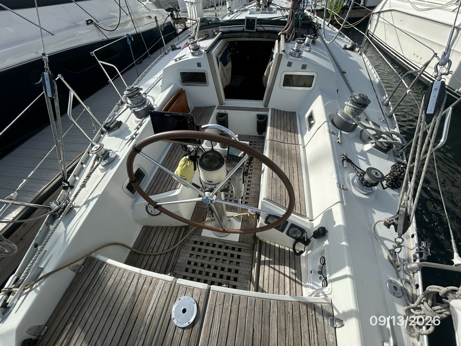 42' Beneteau cockpit forward