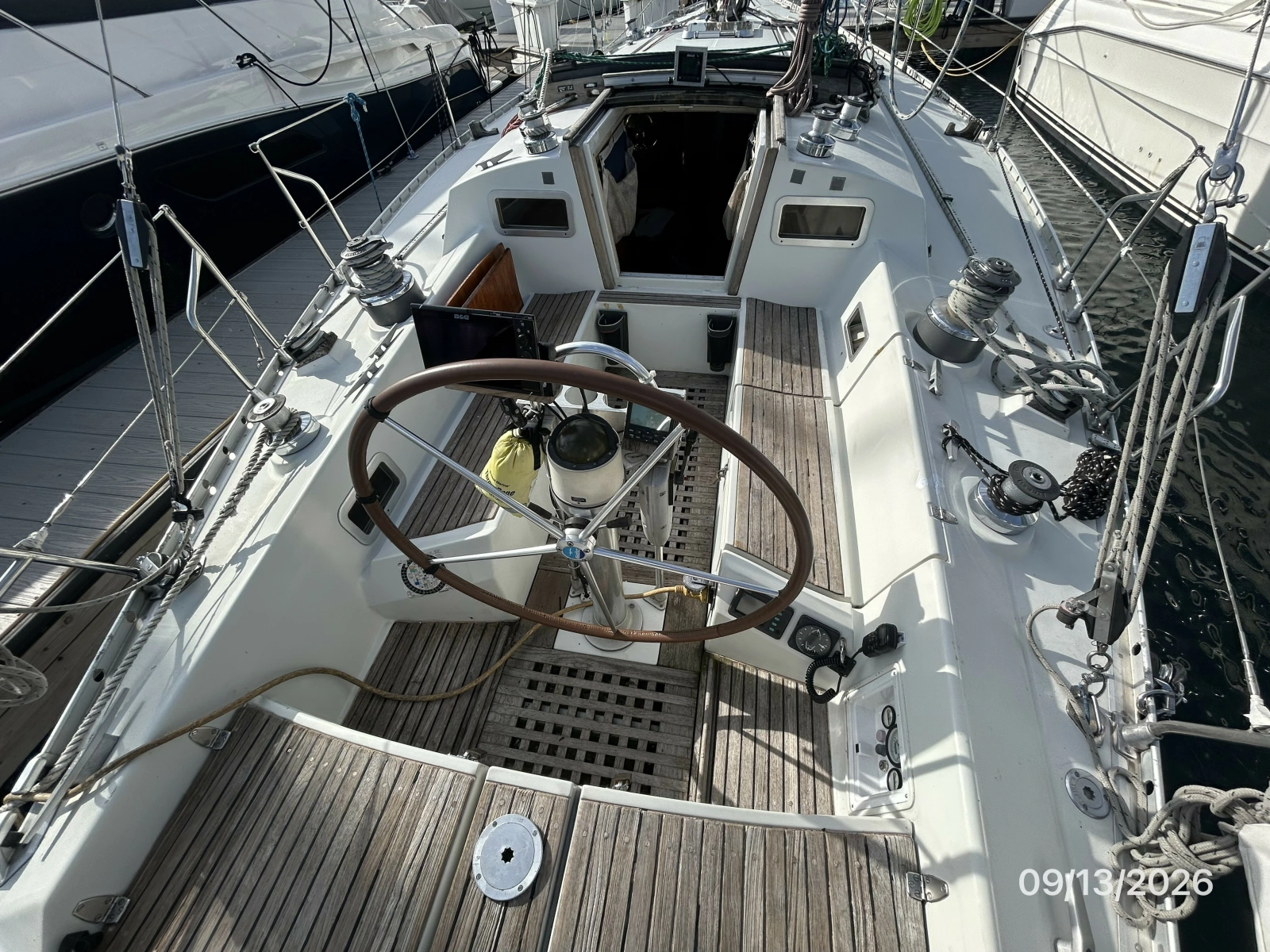 42' Beneteau cockpit forward