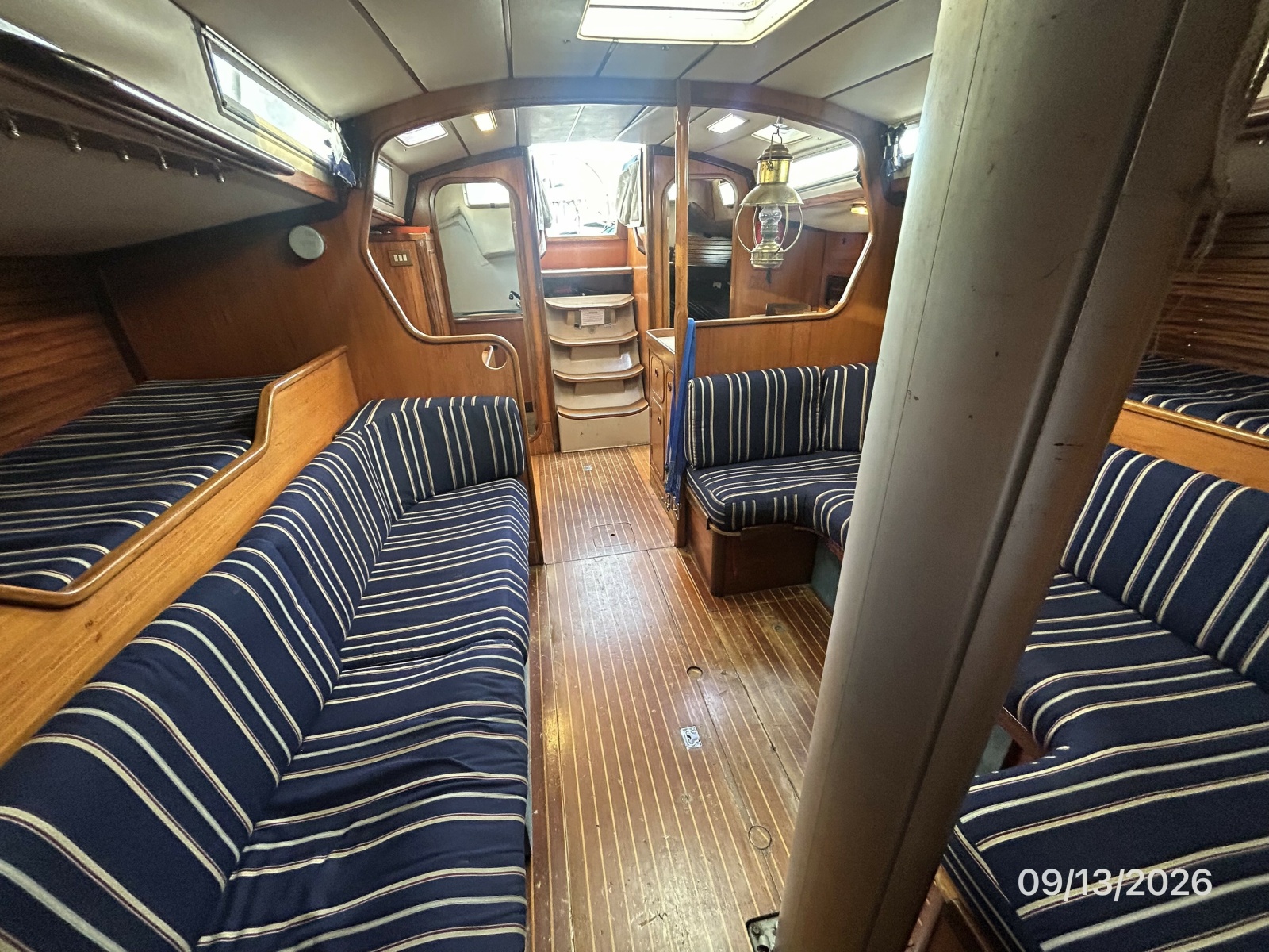 42' Beneteau salon aft