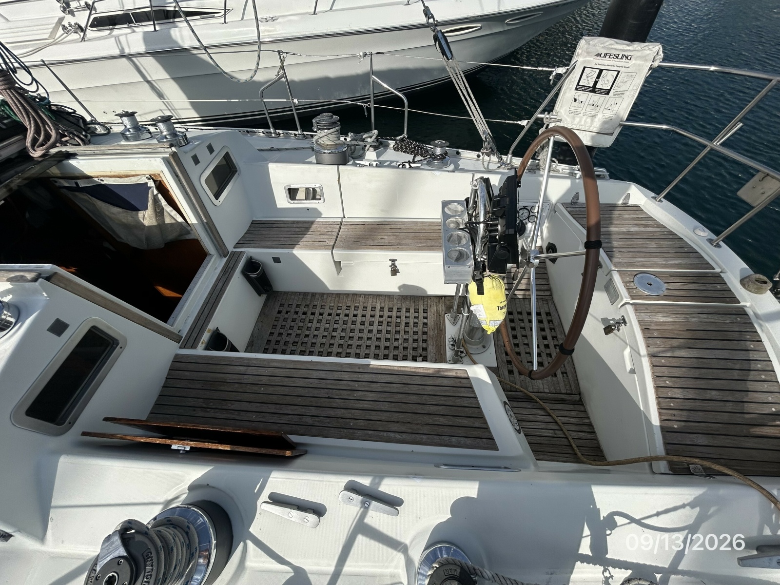 42' Beneteau cockpit starboard