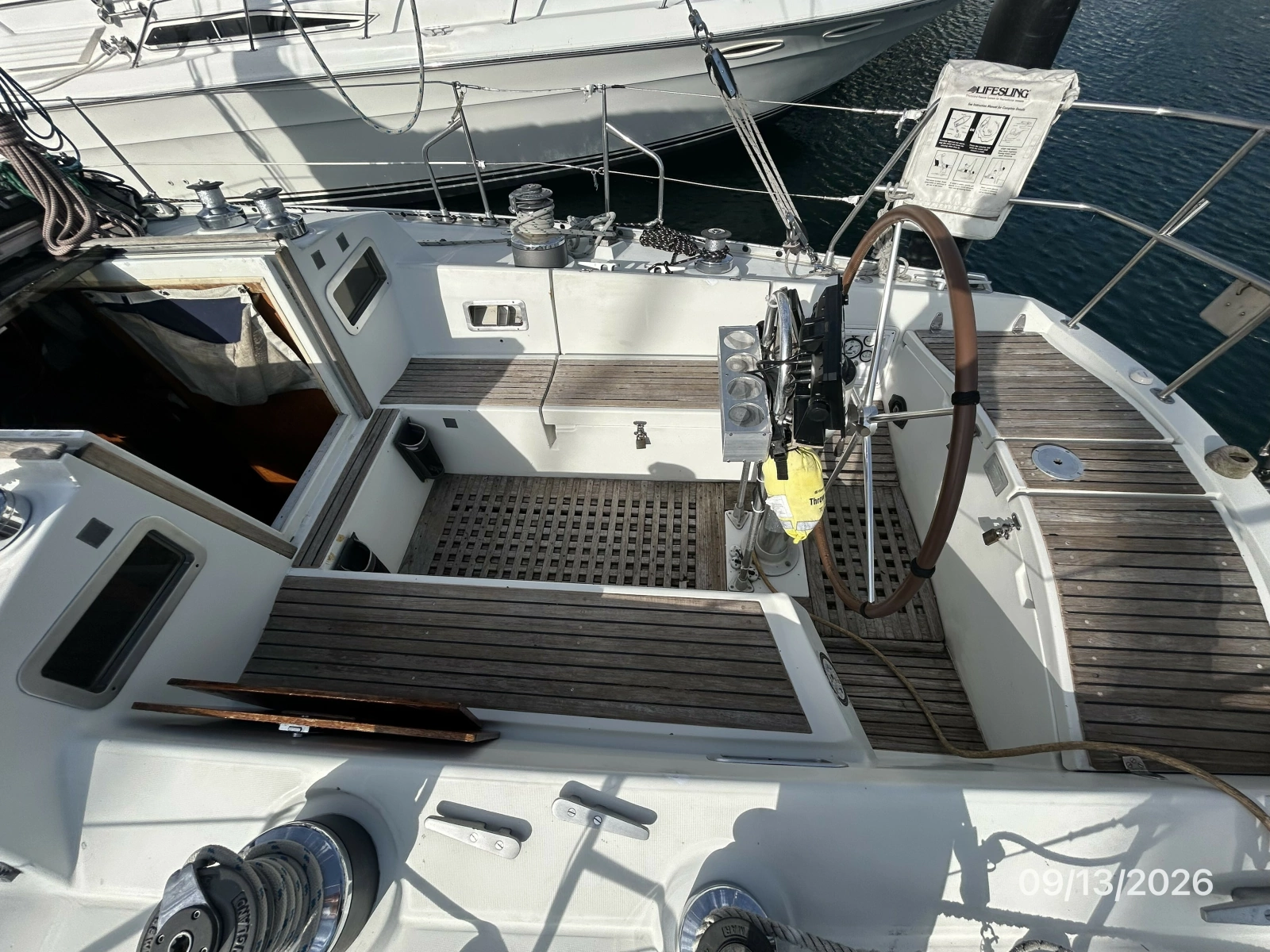 42' Beneteau cockpit starboard