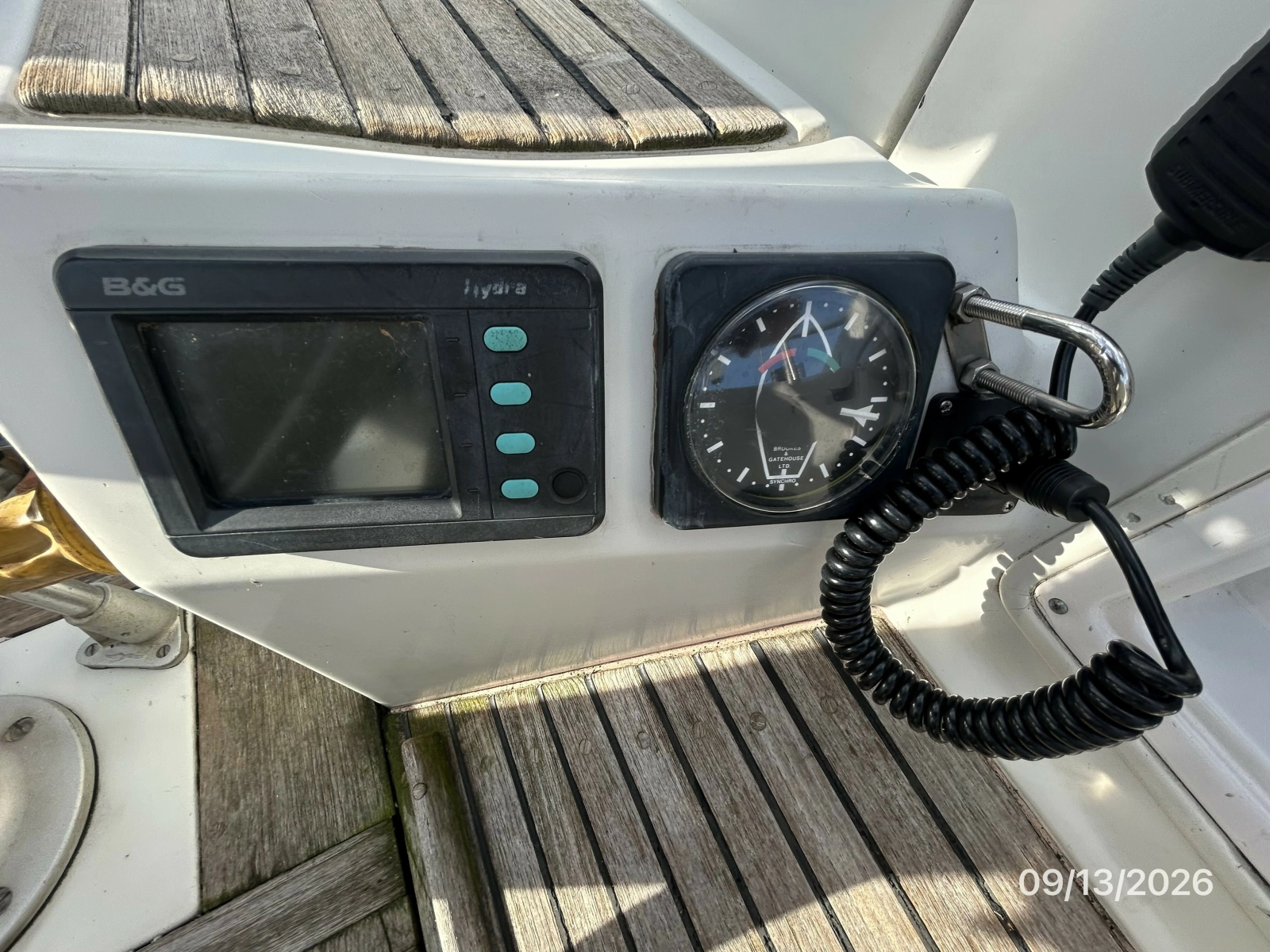 42' Beneteau cockpit helm electronics1