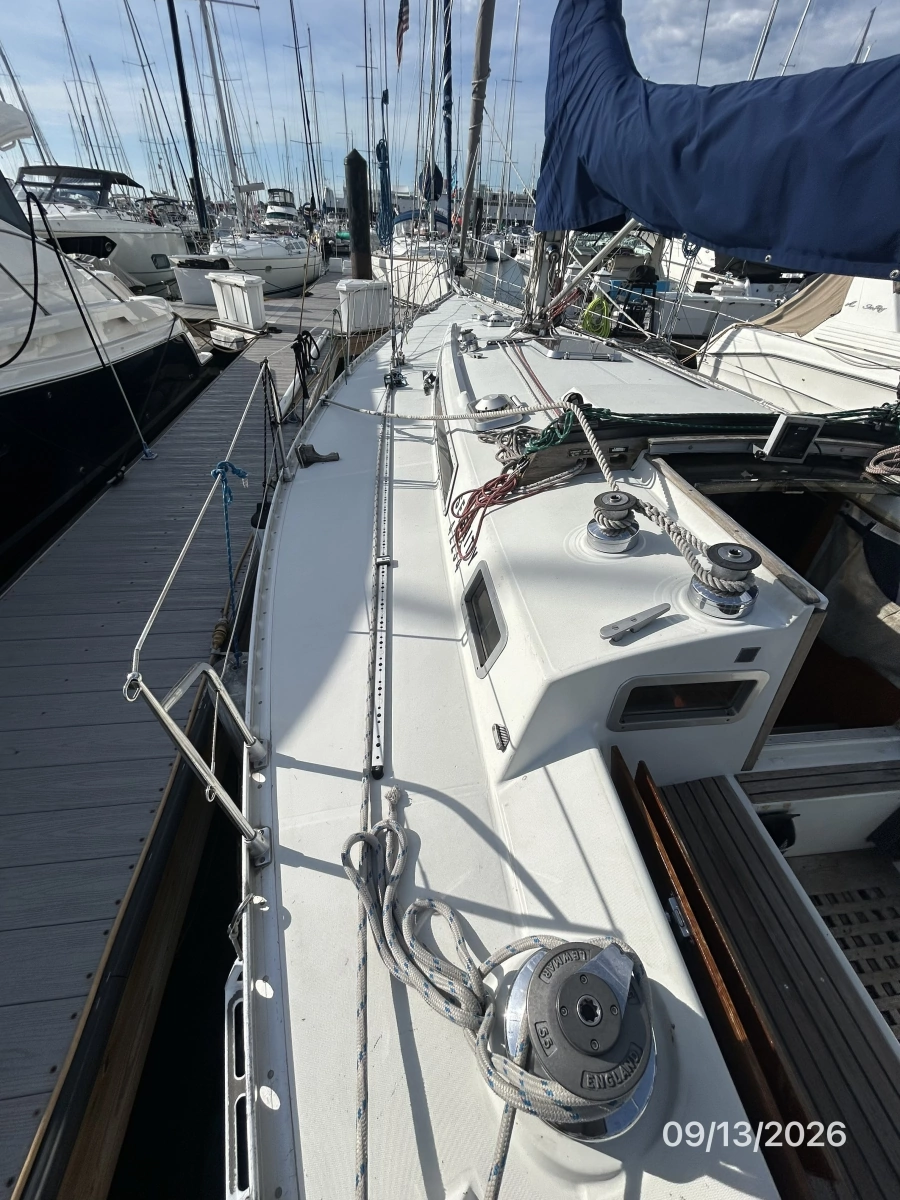 42' Beneteau port side deck