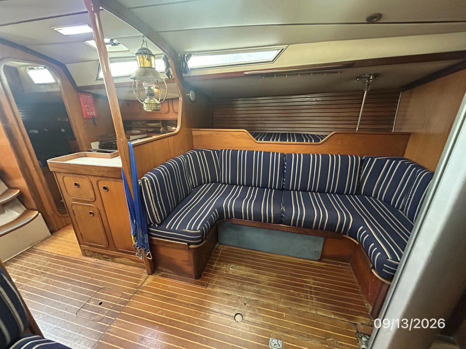 42' Beneteau salon port