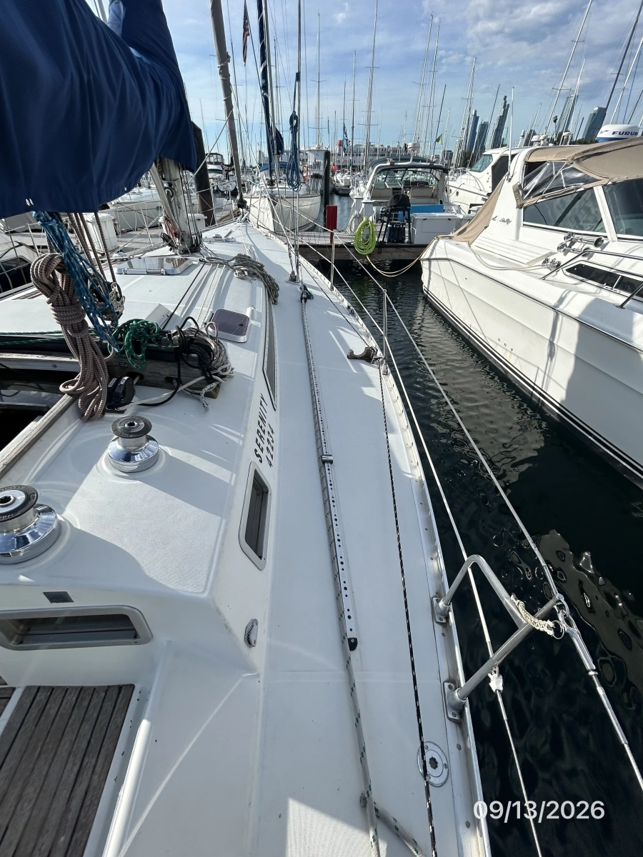 42' Beneteau starboard side dek 
