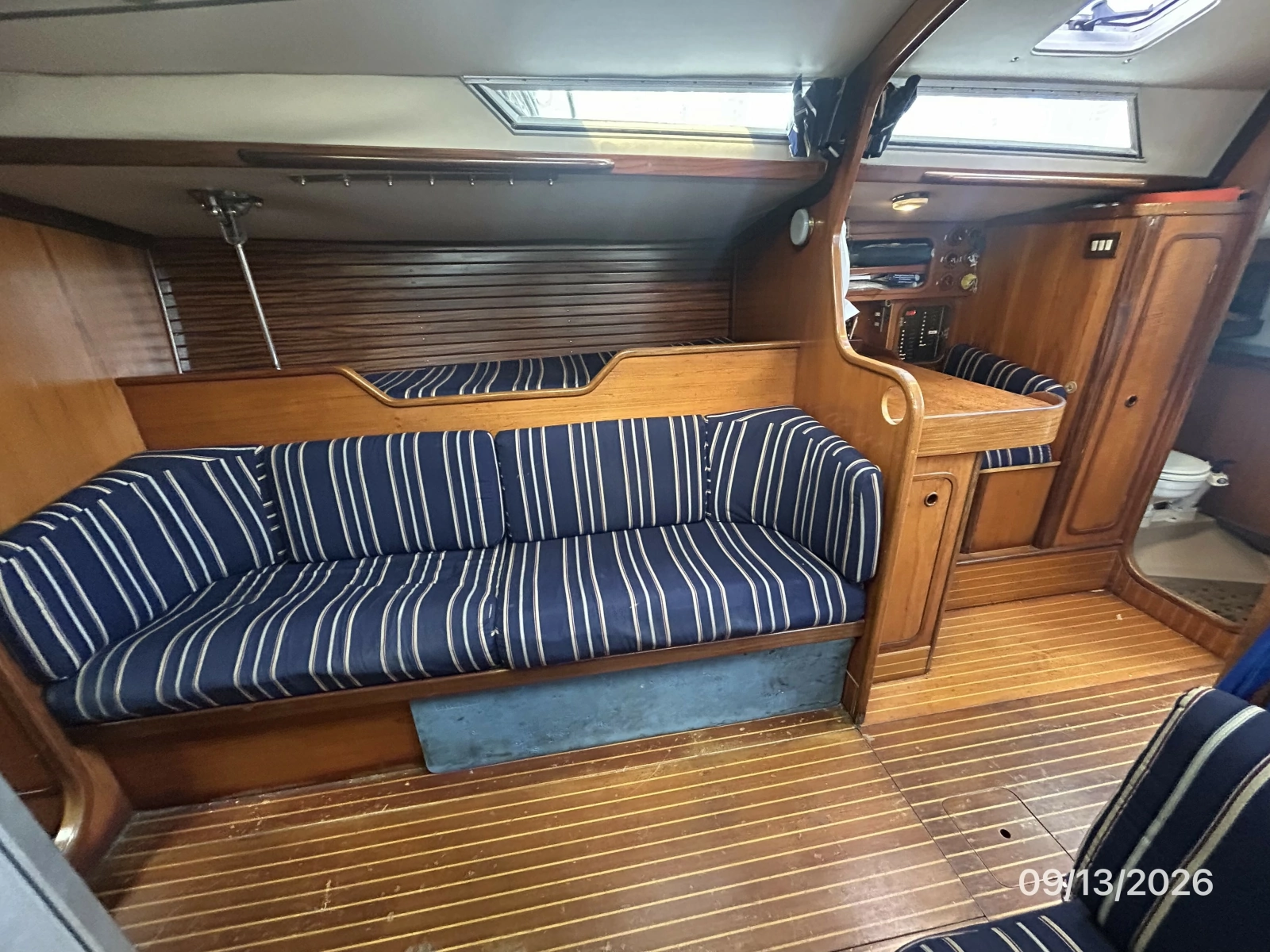 42' Beneteau salon starboard