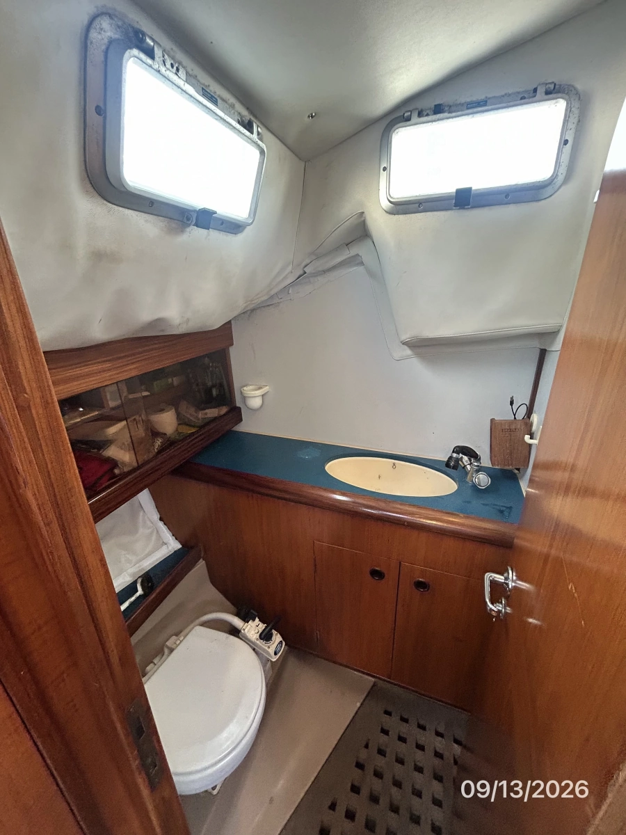 42' Beneteau aft stateroom head