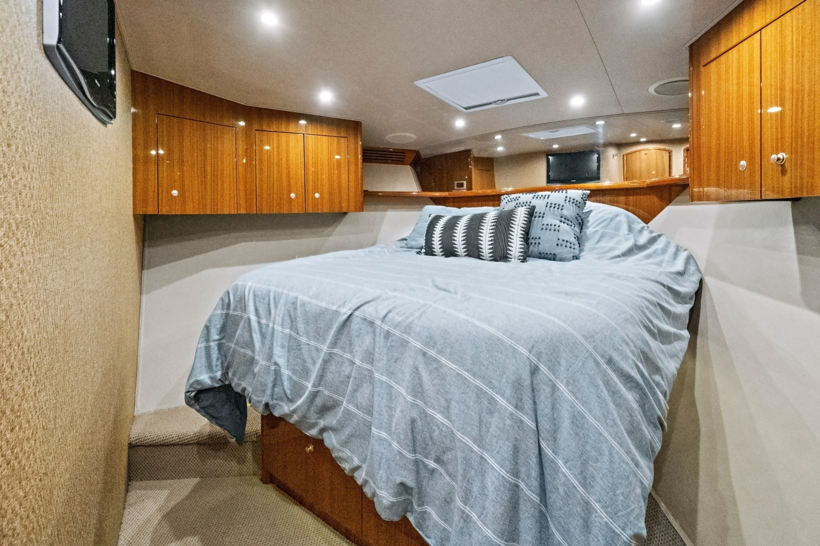 2008 Viking 74 Enclosed Bridge