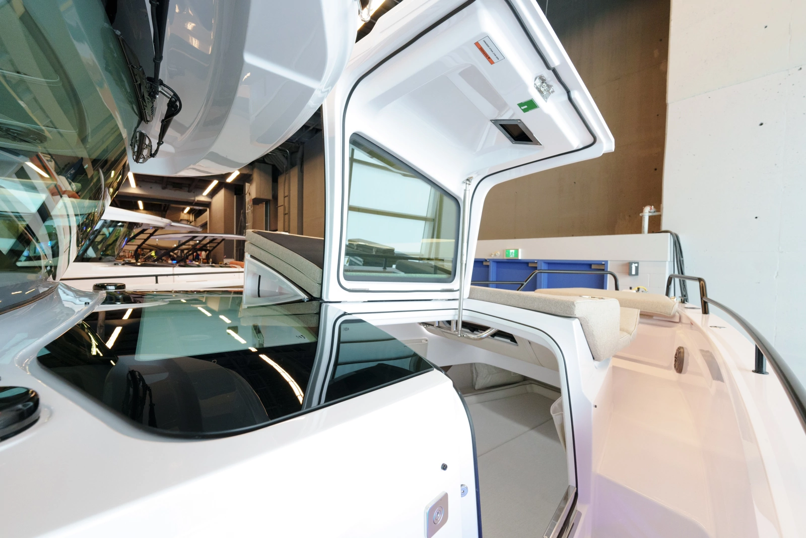 2025 Axopar 37 XC Cross Cabin