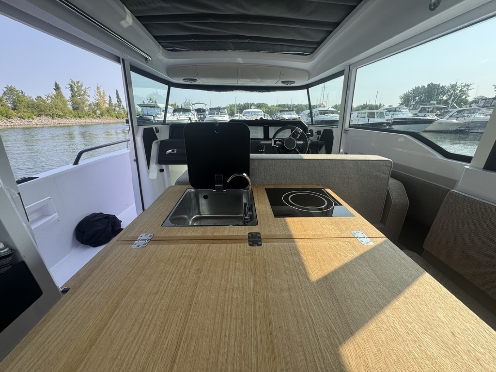 2025 Axopar 37 XC Cross Cabin