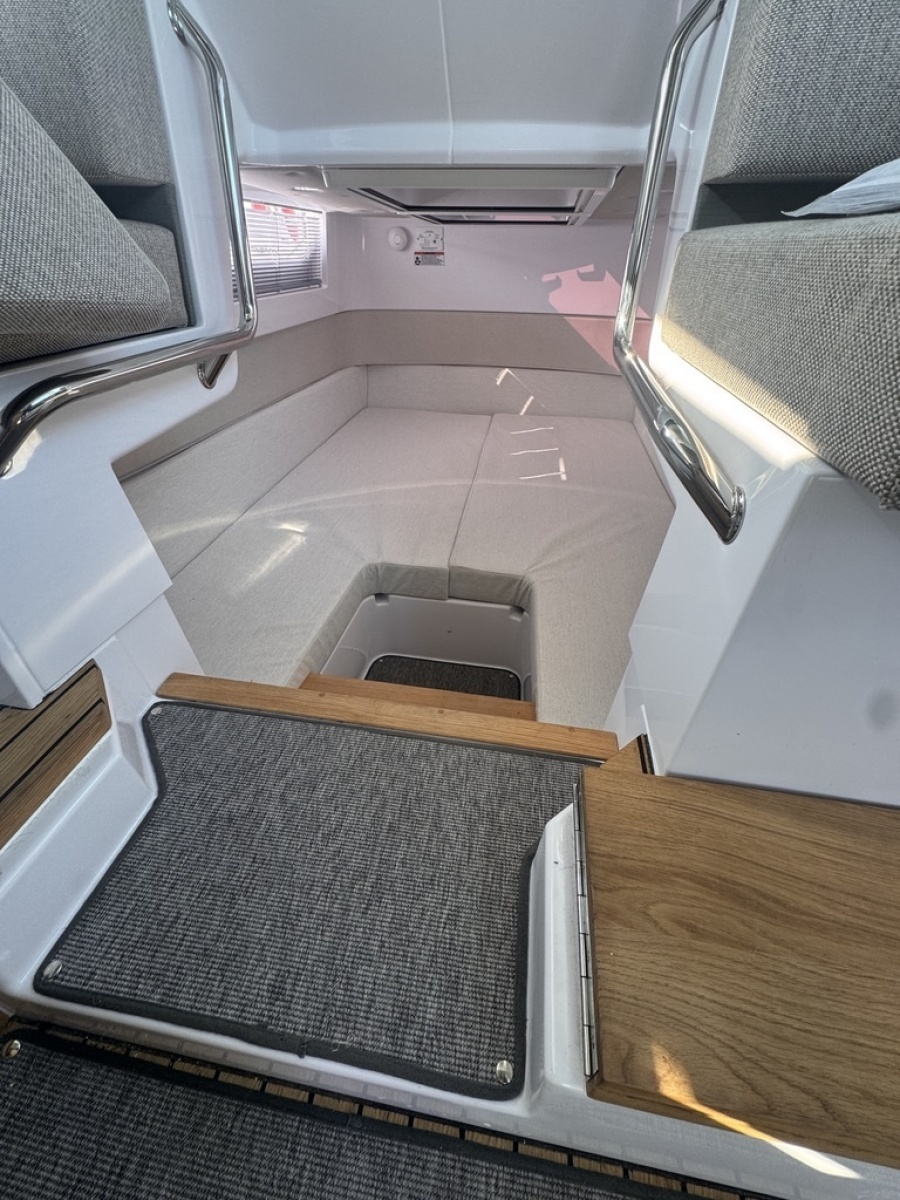 2025 Axopar 37 XC Cross Cabin