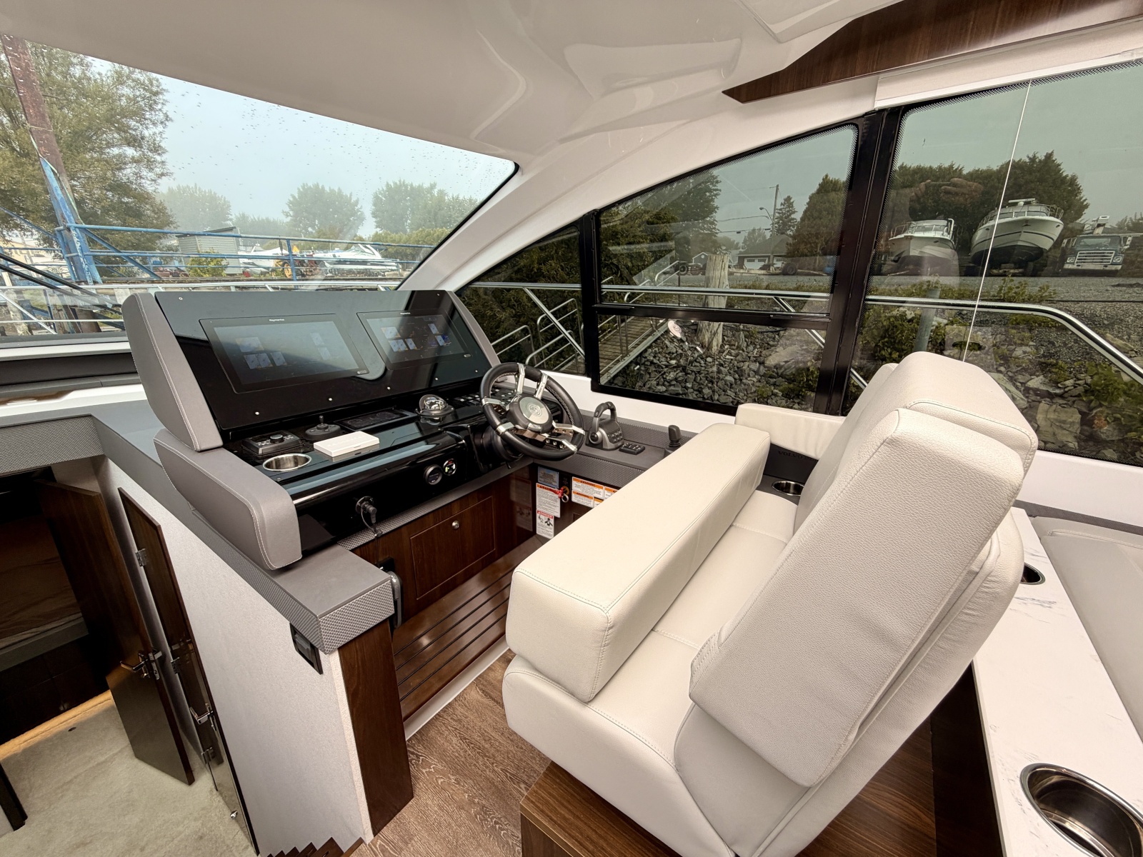 2023 Cruisers Yachts 50 Cantius
